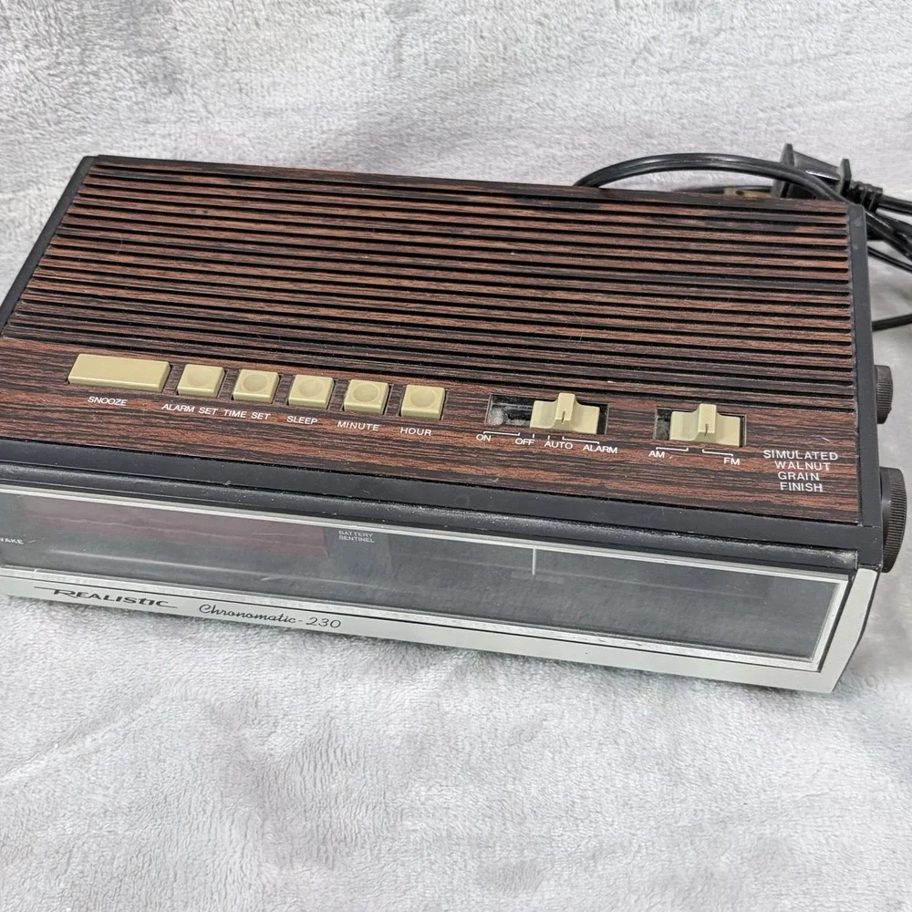 Vintage‎ Realistic Chronomatic-230 Alarm Clock Radio AM/FM Woodgrain Tested